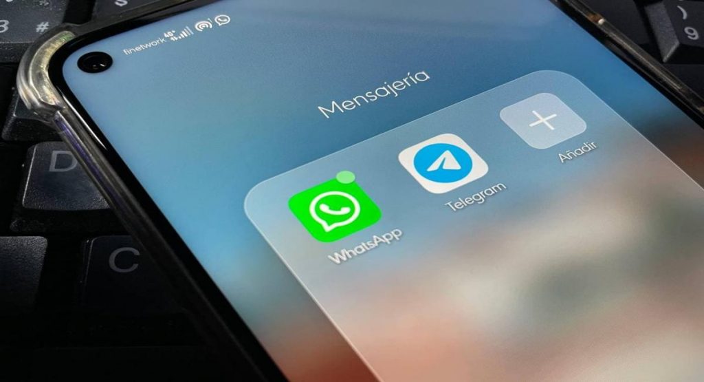 ¿Es obligatorio estar dentro del grupo Whatsapp o Telegram en un trabajo?